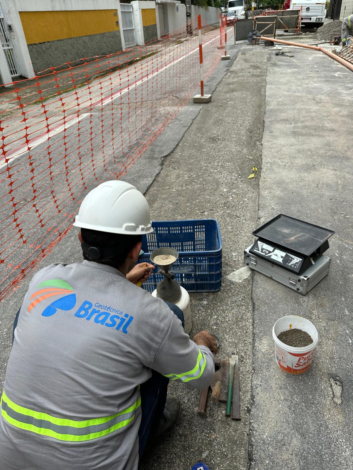 Ensaio de densidade in situ em obra urbana