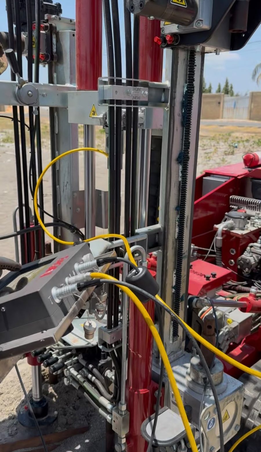 Detalhe do cone e do mecanismo de cravação do equipamento de sondagem CPT