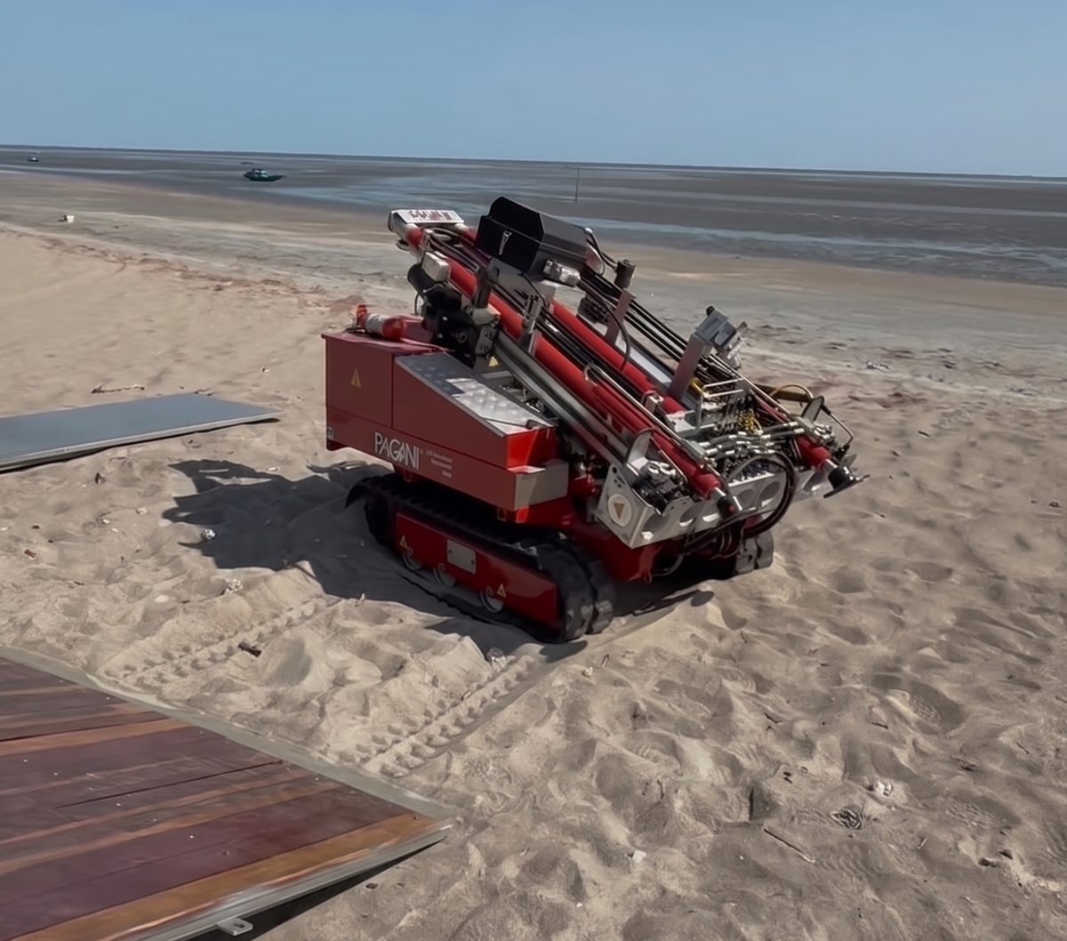 Equipamento Pagani de sondagem CPT sobre esteiras na praia